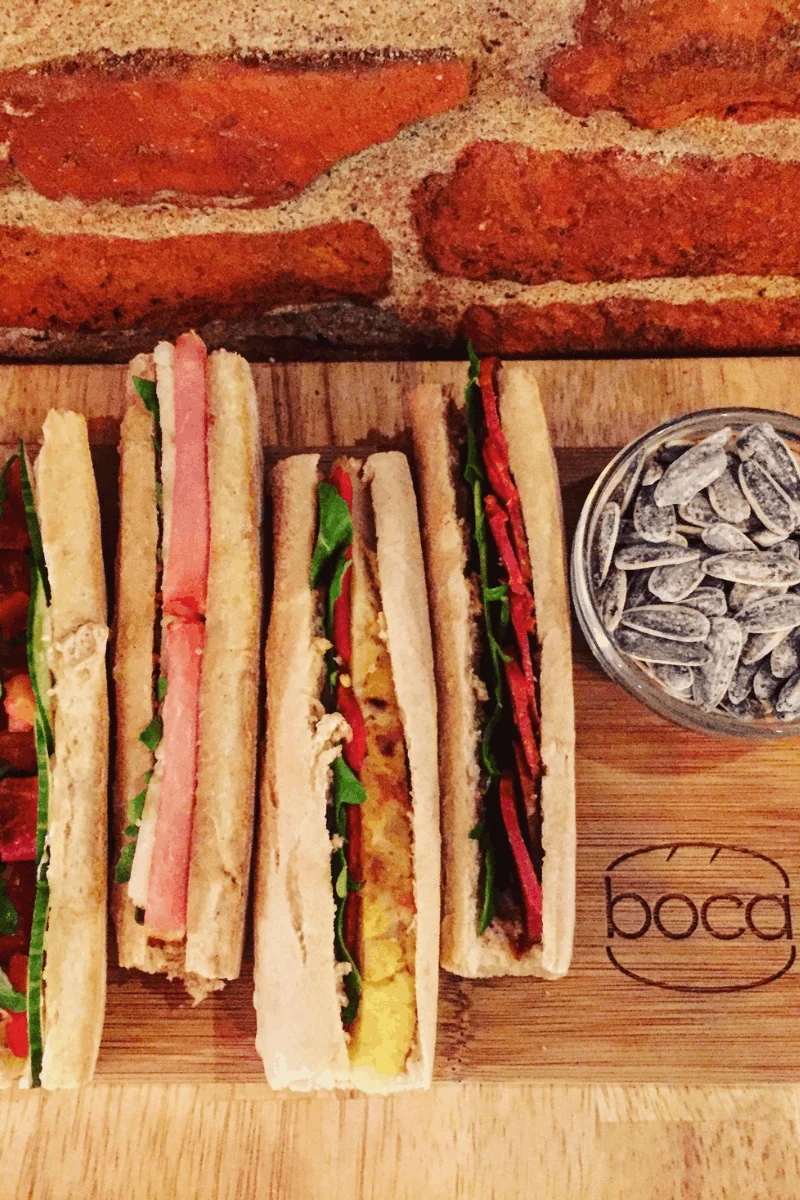 Planche de montaditos, mini-sandwichs andalous, concept phare du bar espagnol BOCA à Toulouse, servis avec des ingrédients authentiques pour une expérience culinaire espagnole.